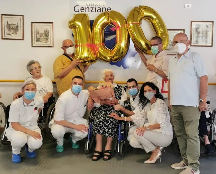 E sono 100 candeline per la signora Mettilde! 