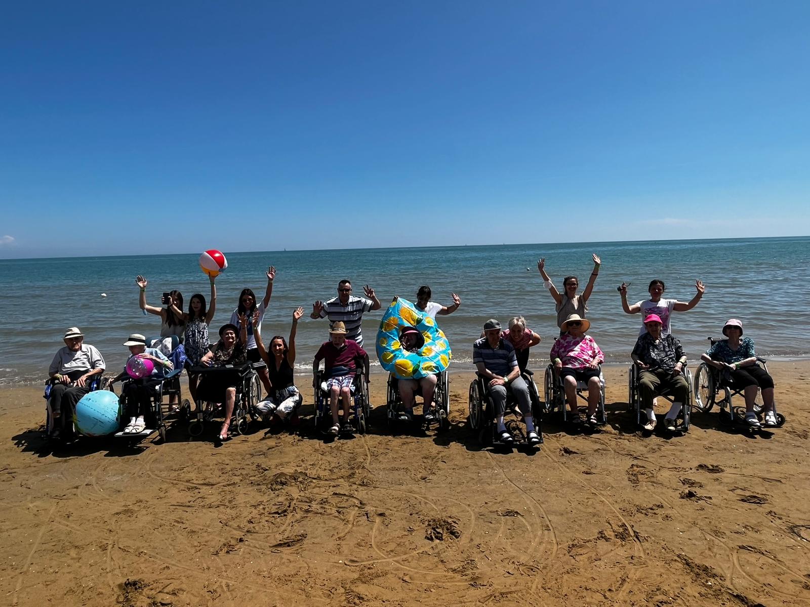 Gli ospiti della Casa delle Genziane, delle Dalie e delle Clivie in spiaggia a Jesolo