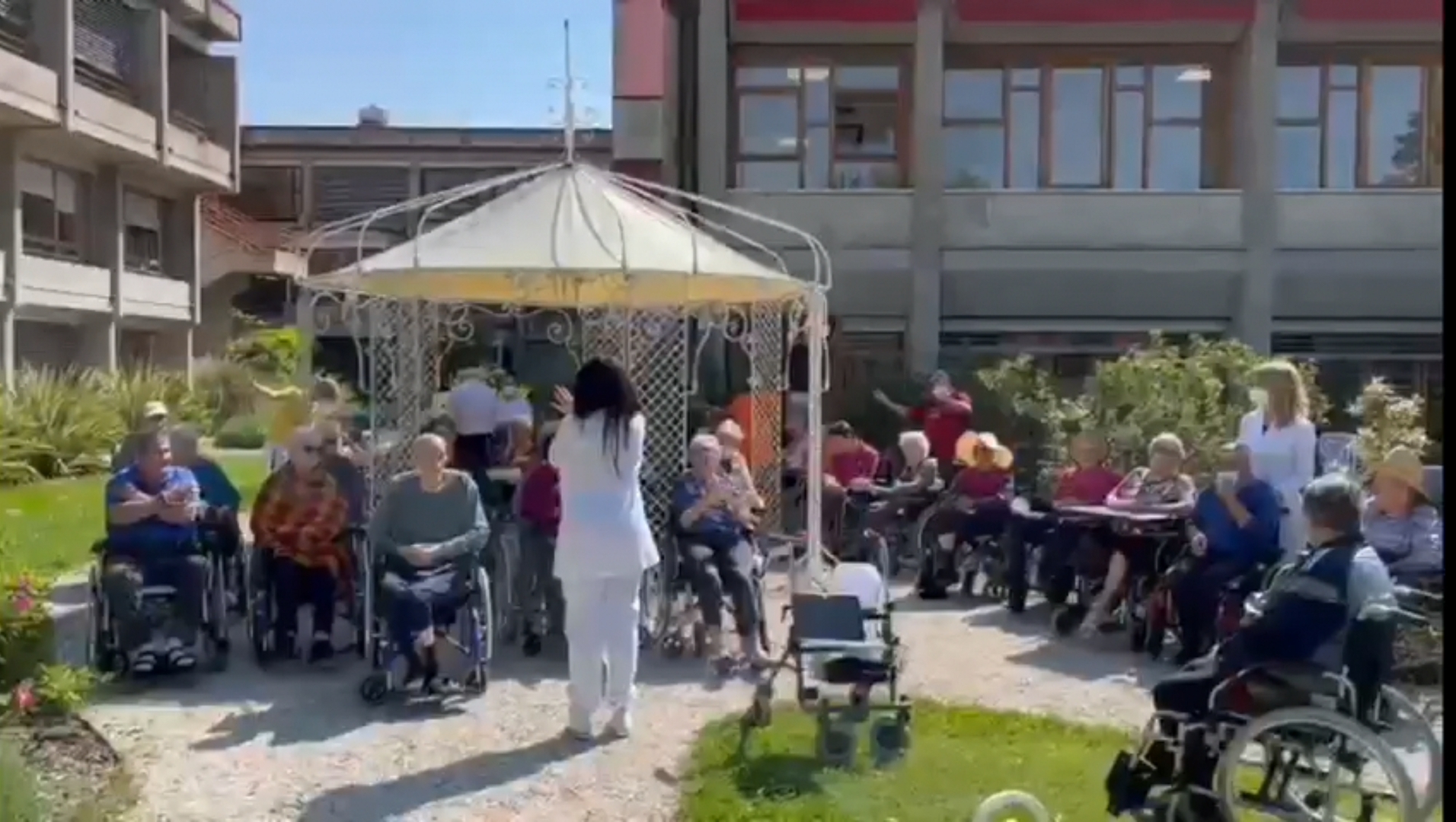 Auguri a tutte le mamme