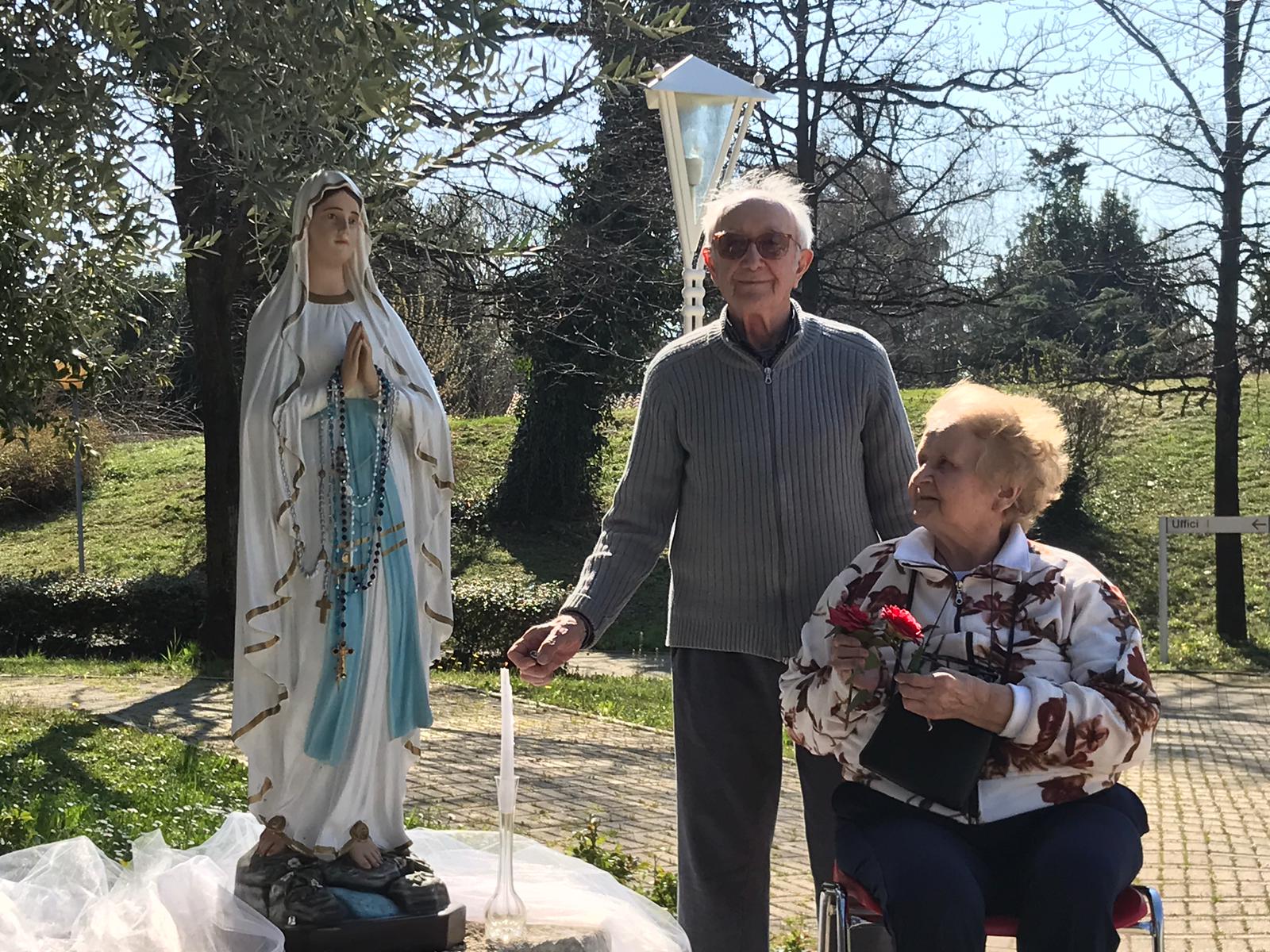 Abbiamo acceso una candela per voi! Accendetene una anche per noi! 