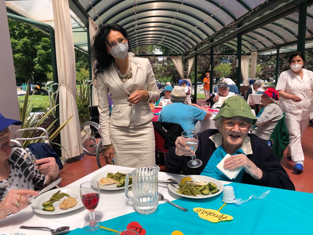 Pranzo di primavera all'aperto