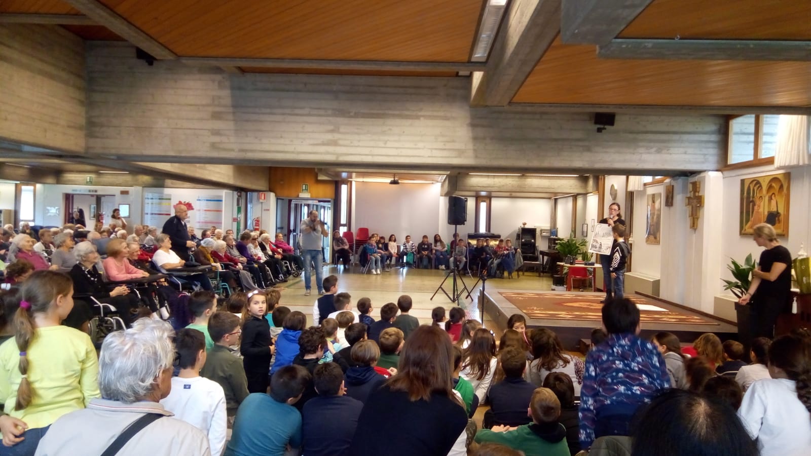 Scuole in visita per gli auguri di Natale