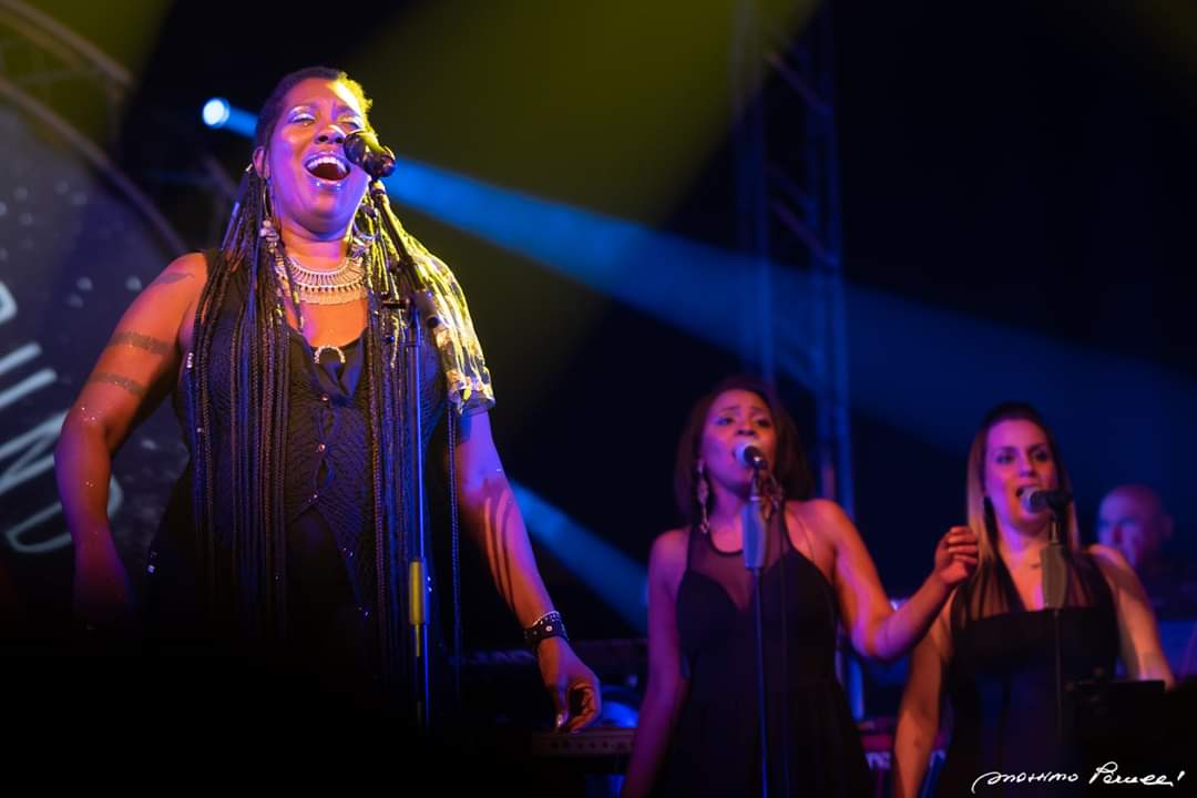 Bellissima sorpresa alla Sartor:  la cantante Durga McBroom viene a salutarci
